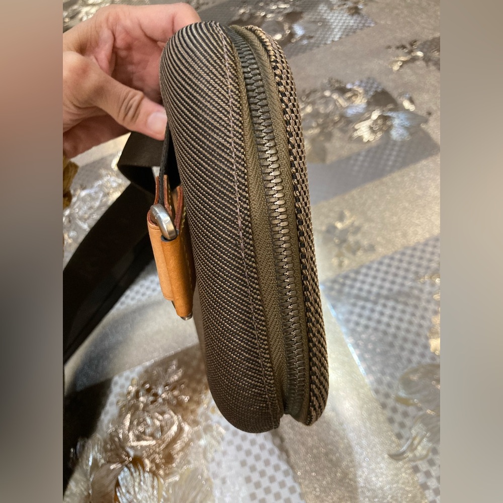 💯% Authentic Louis Vuitton crossbody - Picture 6 of 16